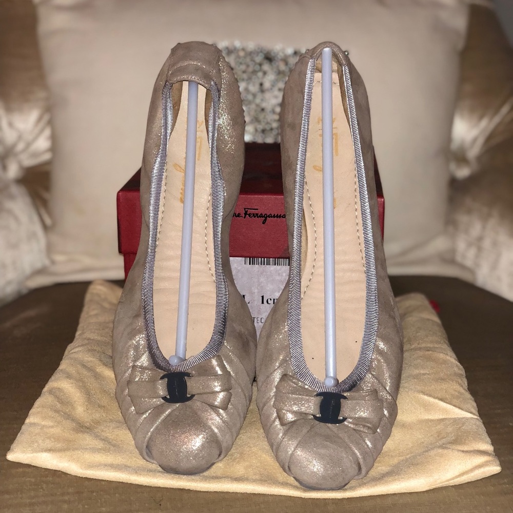 Ferragamo gold joy flats 6.5
